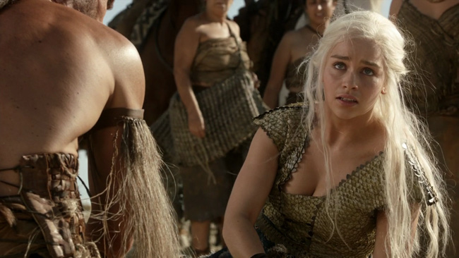 Emilia Clarke cho hay cô chấp nhận hy sinh đóng cảnh &#34;yêu thật&#34; trong chi tiết&nbsp;bị lãnh chúa Khal Drogo làm nhục vì đây là cảnh làm mấu chốt để từ đó bật lên ý chí của nhân vật mẹ Rồng.