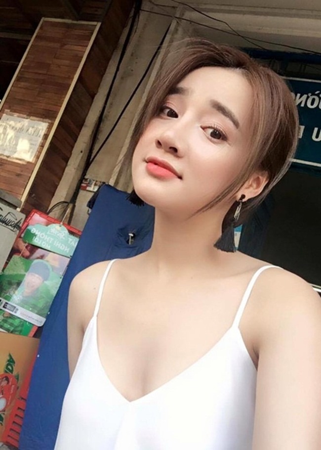 Đời thường Nhã Phương cũng vô cùng đơn giản nhưng vẫn toát lên vẻ gợi cảm.