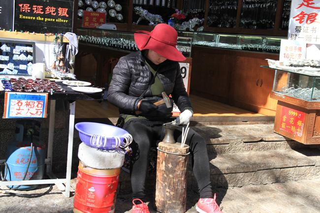 Lệ Giang là nơi sinh sống của người dân tộc Nạp Tây. Người dân nơi đây&nbsp;ngày ngày miệt mà với nghề truyền thống – chạm bạc.