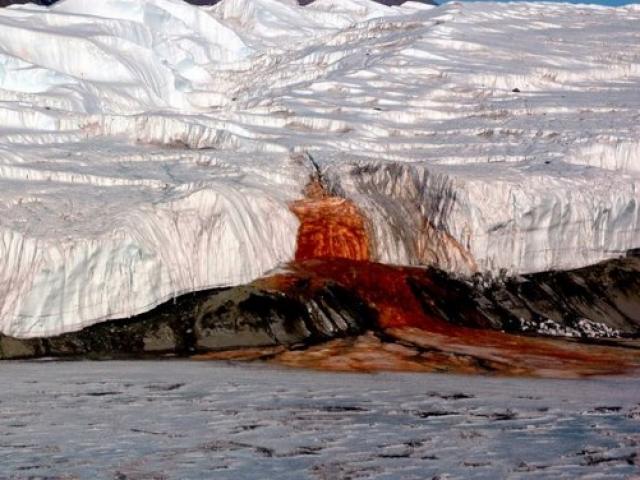 Bí ẩn thác nước trăm năm chảy ra ”máu” ở Nam Cực