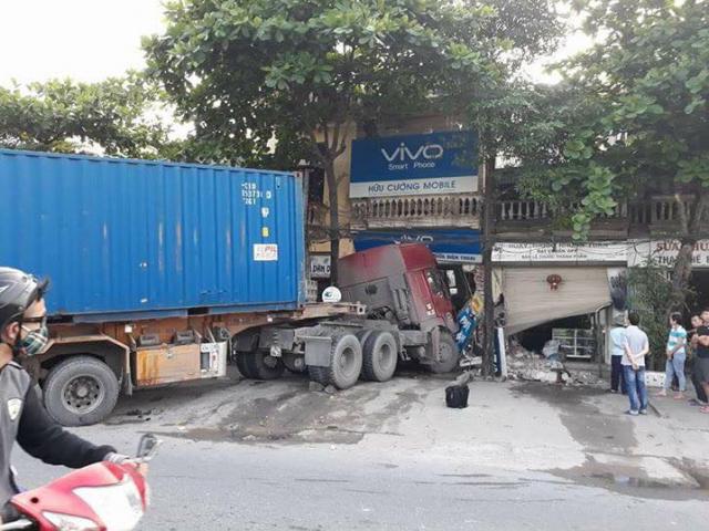 Hà Nội: Xe container nổ lốp, lao thẳng vào 2 nhà dân