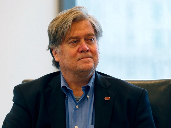 3. Steve Bannon, chiến lược gia trưởng ở Nhà Trắng, lấy bằng thạc sĩ quản trị kinh doanh năm 1985. Ông là người có ảnh hưởng trực tiếp đến những quyết định quan trọng của tổng thống Trump.