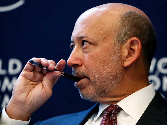 2. Lloyd Blankfein, CEO của Goldman Sachs, lấy bằng cử nhân năm 1975 và bằng JD &#40;tiến sĩ Luật&#41; năm 1978. Goldman Sachs có tổng tài sản trị giá 1,29 nghìn tỷ USD, là một trong những siêu cường tài chính của thế giới. Blankfein là Giám đốc điều hành của ngân hàng đầu tư đa quốc gia này từ năm 2006 và được tạp chí Forbes bình chọn vị trí thứ 26 trong danh sách những người quyền lực nhất thế giới năm 2016.