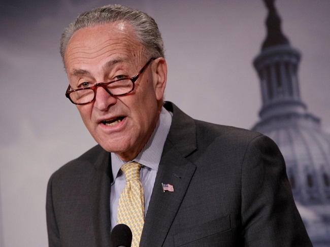 4. Chuck Schumer, Thượng nghị sĩ, lấy bằng cử nhân năm 1971 và bằng JD năm 1974. Lãnh đạo Đảng dân chủ Chuck Schumer được bầu với số phiếu tuyệt đối sau khi Thượng nghị sĩ Harry Reid nghỉ hưu.