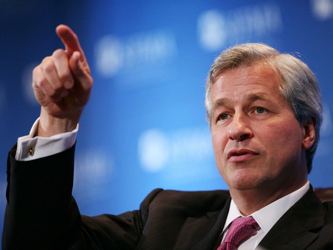 6. Jamie Dimon, Giám đốc điều hành của JPMorgan Chase, tốt nghiệp MBA năm 1982. Ông hiện đang điều hành 1 trong những ngân hàng lớn nhất thế giới và đứng ở vị trí thứ 19 trong danh sách những người quyền lực nhất thế giới năm 2016 của Tạp chí Forbes. Dimon trước đây là giám đốc của Cục Dự trữ Liên bang New York.