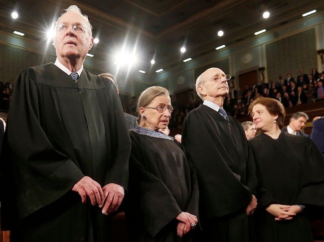 5. Anthony Kennedy &#40;khóa 1961&#41;, Stephen Breyer &#40;khóa 1964&#41;, Elena Kagan &#40;khóa 1986&#41;, và Neil Gorsuch &#40;khóa 1991&#41; - các thẩm phán của Tòa án Tối cao Mỹ. Nhóm cựu sinh viên Harvard này chiếm hơn một nửa số thẩm phán tại Tòa án Tối cao Mỹ.