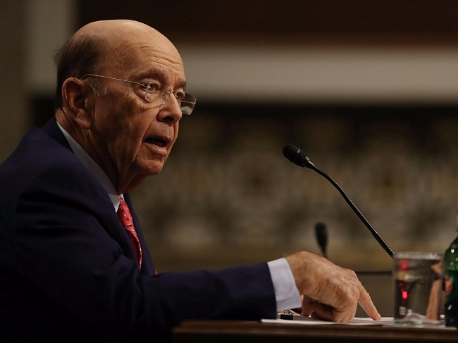 9. Wilbur Ross, Bộ trưởng Thương mại Mỹ, tốt nghiệp MBA năm 1961. Tổng thống Trump chọn Wilbur Ross làm bộ trưởng tài chính sau khi tỷ phú 79 tuổi này làm cố vấn chính sách cấp cao cho Trump suốt chiến dịch tranh cử. Ông đã tích lũy tài sản trị giá khoảng 2,9 tỷ USD đầu tiên tại ngân hàng đầu tư Rothschild Inc. trước khi bắt đầu công ty đầu tư của chính mình, WL Ross &amp; Co.