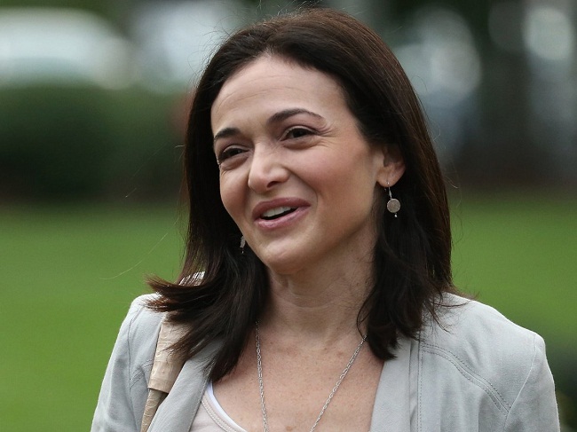 8. Sheryl Sandberg,&nbsp;Giám đốc điều hành của Facebook, tốt nghiệp cử nhân kinh tế năm 1991.&nbsp;Facebook là một trong những phương tiện xã hội được sử dụng rộng rãi nhất trên thế giới, Sheryl Sandberg được mời về làm việc để điều hành mạng lưới này. Tổng tài sản của nữ CEO này ước tính khoảng hơn 1 tỷ USD. Trước đây, Sandberg là phó chủ tịch bán hàng trực tuyến toàn cầu của Google, tham mưu trưởng cho Bộ Tài chính Mỹ. Bà tốt nghiệp Harvard bằng xuất sắc.