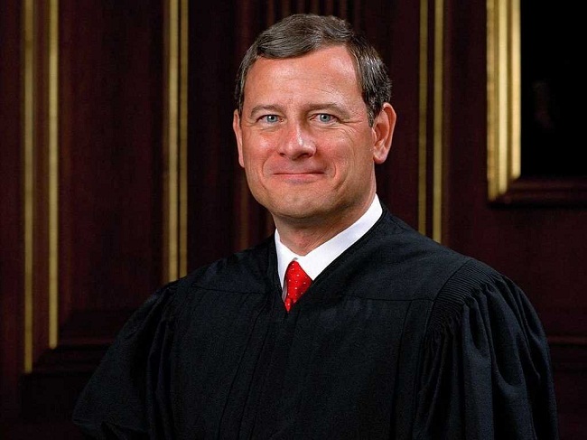 11. John Roberts, Chánh án Tòa án Tối cao Mỹ, tốt nghiệp cử nhân năm 1976 và JD năm 1979. Là thẩm phán trưởng còn khá trẻ, Roberts có khả năng định hình và chỉ đạo tòa án trong nhiều năm tới. Ông đã đưa ra những ý kiến có ảnh hưởng về cải cách y tế. Roberts tốt nghiệp cử nhân tại Harvard loại xuất sắc và tốt nghiệp JD loại giỏi.