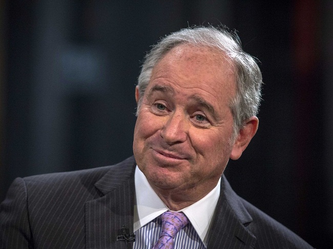 10. Stephen A. Schwarzman, CEO của Blackstone, lấy bằng MBA năm 1972. Là giám đốc điều hành tập đoàn tài chính Blackstone, Schwarzman có tài sản khoảng 11,6 tỷ USD. Ông rất gần gũi với tổng thống Trump và cả hai nói chuyện vài lần trong một tuần.