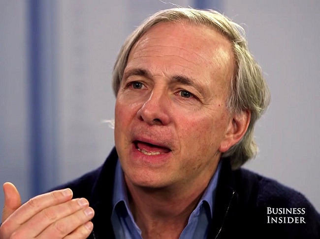 15. Ray Dalio, nhà sáng lập của quỹ đầu tư Bridgewater Associates, tốt nghiệp MBA năm 1974. Là cựu quản lý quỹ đầu tư Bridgewater, Dalio có tài sản khoảng 16,8 tỷ USD. Ông đã từ chức vào tháng 3 năm ngoái, tuy nhiên Ray Dalio nhấn mạnh rằng &#34;vẫn là một nhà đầu tư chuyên nghiệp tại Bridgewater cho đến khi tôi chết hoặc cho đến khi những người điều hành Bridgewater không cần tôi nữa&#34;.