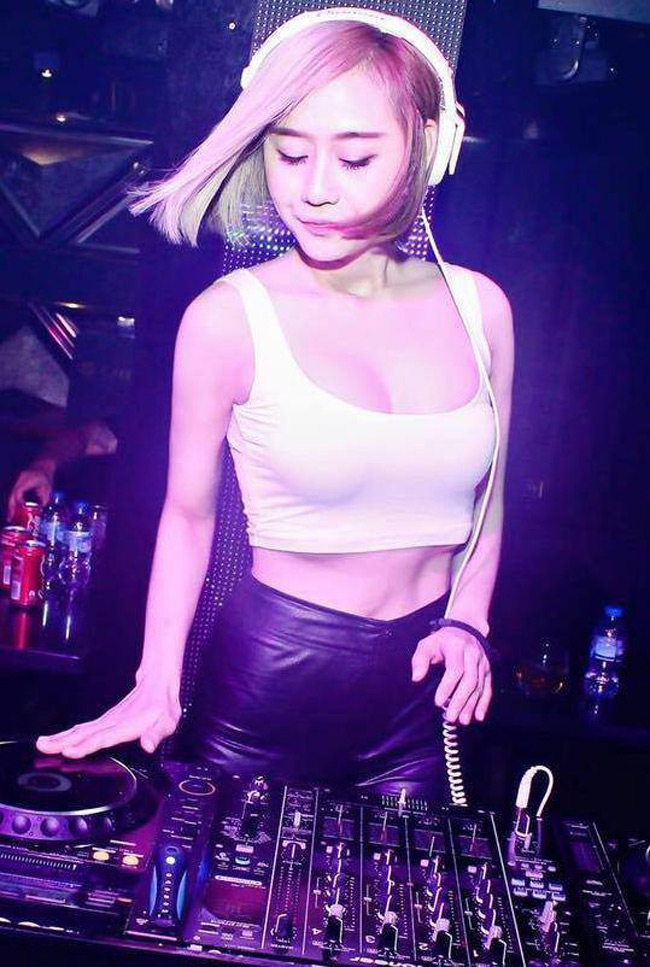 DJ Tiên Moon cũng là một nữ DJ &#34;Gái một con trông mòn con mắt&#34; của giới DJ Việt Nam.