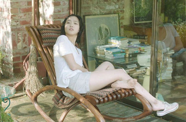 Trong phim A Muse, nhân vật của Kim Go Eun cũng trải qua hai mối tình, một trong số đó với người thầy giáo.