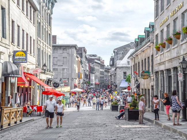 Đường phố lát đá cuội ở Montreal, Canada.