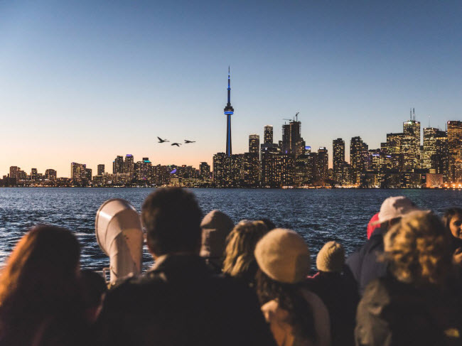 Du khách chiêm ngưỡng phong cảnh thành phố Toronto, Canada.