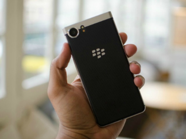 BlackBerry KEYone so kè cùng Galaxy S8