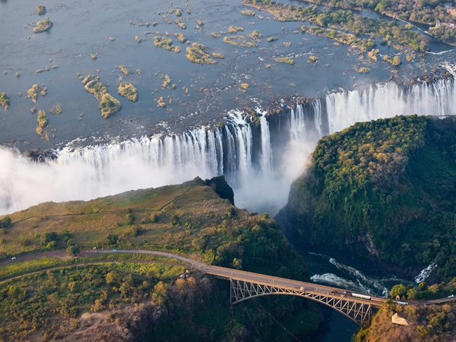 1. Thác nước Victoria: Bắt nguồn từ sông Zambezi, thác nước Victoria nằm tại miền nam châu Phi, giữa biên giới Zambia và Zimbabwe. Thác nước được David Livingstone, nhà truyền giáo và thám hiểm người Scotland khám phá ra năm 1855. Ông đặt tên thác nước là Victoria dựa trên lòng tôn kính với nữ hoàng Anh, nhưng tên theo tiếng Tonga bản địa, Mosi-oa-Tunya nghĩa là &#34;khói bốc lên từ sấm sét&#34;.