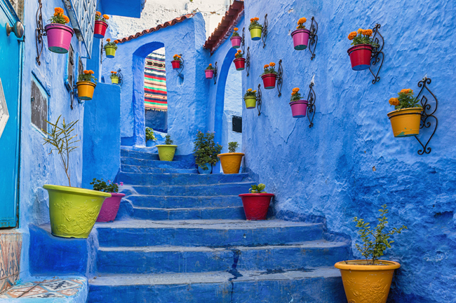 5. Chefchaouen: Chefchaouen là một khu tự trị tại Maroc, tọa lạc phía tây bắc quốc gia, ở chân đồi của Rif gần Tetouan. Đặc trưng của nơi đây là những bức tường được sơn xanh toàn bộ, được cho là tượng trưng cho bầu trời và thiên đường, giúp dẫn dắt tinh thần con người thanh thản nhẹ nhàng hơn.