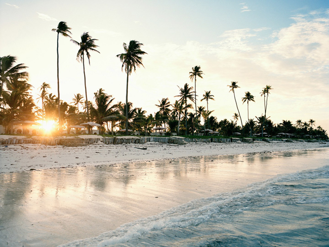 6. Quần đảo Zanzibar: Quần đảo Zanzibar là một thiên đường nhiệt đới ngoài khơi Tanzania ở Ấn Độ Dương. Bãi cát vàng óng ả, nước xanh trong như ngọc và những cây cọ đu đưa trong gió khiến nơi đây như thiên đường trốn nhân gian. Zanzibar nổi tiếng với đồ gia vị &#40;bao gồm đinh hương, đậu khấu, quế, và hạt tiêu&#41; và cọ sợi. Phố đá tọa lạc tại đây cũng được UNESCO công nhận là di sản thế giới.