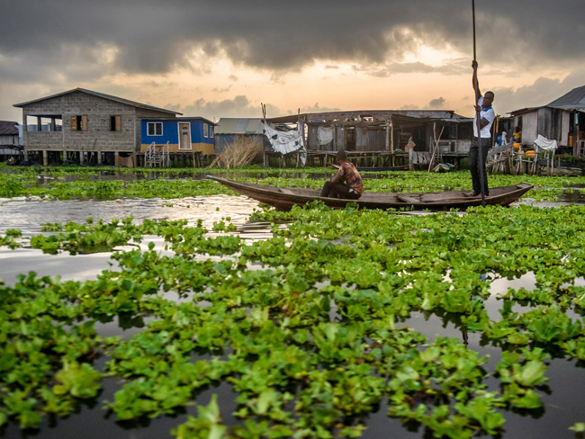 9. Làng Ganvie: Ganvie là một ngôi làng nằm hoàn toàn trên hồ tại Benin, nằm trong hồ Nokoue. Làng Ganvie bắt đầu hình thành vào khoảng thế kỷ 16-17 bởi những người Tofinu bỏ chạy khỏi các chiến binh Fon bắt họ làm nô lệ bán cho thương nhân châu Âu. Năm 1996 làng Ganvie đã được UNESCO công nhận là di sản văn hóa thế giới.