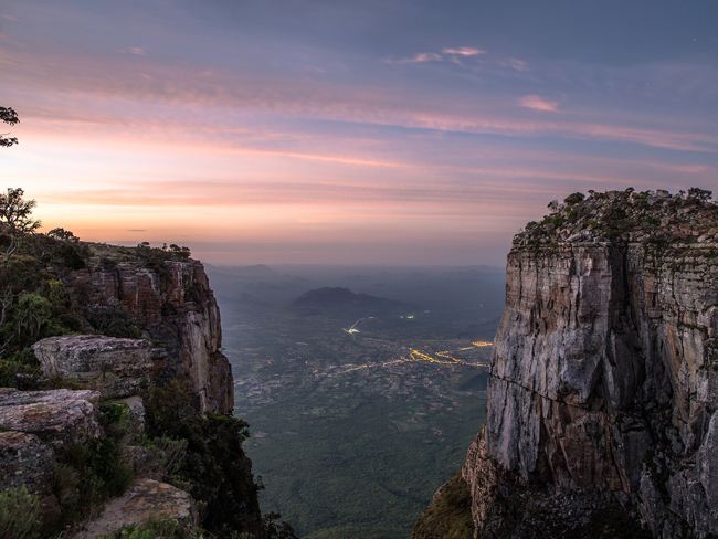 11. Tundavala: Khe Tundavala tọa lạc tại vách đá Serra da Leba thuộc tỉnh Huíla, Angola, nằm cách thành phố Lubango 18km. Đường xẻ dọc ngọn núi nằm nằm ở độ cao 2200m, trong khi vùng đồng bằng phía dưới chỉ khoảng 1200m, mở ra một khung hình ấn tượng có thể phóng tầm mắt ra xa hàng chục kilomet.