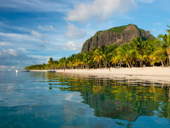 19. Le Morne Brabant: Le Morne Brabant là một bán đảo ở cực tây nam của Ấn Độ Dương và đảo Mauritius. Nó được xác định bởi một khối đá bazan cùng tên có đỉnh cao nhất đạt 556 mét so với mực nước biển. Phần đỉnh có diện tích rộng hơn 12 ha. Khối đá có nhiều hang động và phần thoải nhô ra trên những sườn dốc. Nó được bao quanh bởi một khu vực đầm phá và là một điểm thu hút khách du lịch nổi tiếng. Nơi đây có hai loài cây đặc hữu và cực kỳ quý hiếm là loài Hibiscus fragilis và Trochetia boutoniana, loài chỉ phát triển ở hai bên sườn núi.