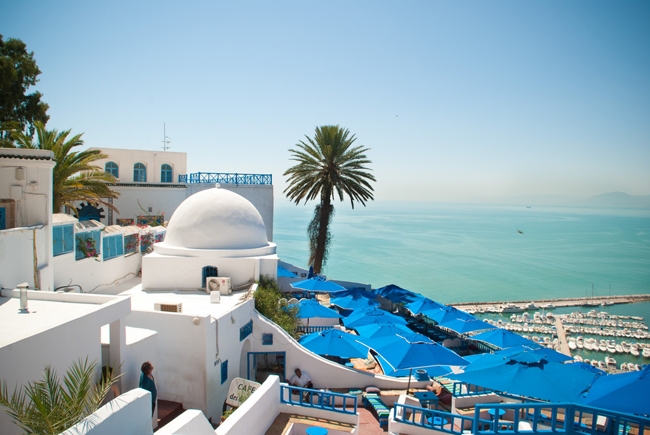 20. Sidi Bou Said: Sidi Bou Said là ngôi làng xinh đẹp ở Tunisia trên bờ biển Địa Trung Hải. Cả ngôi làng được bao phủ bởi 2 màu trắng và xanh dịu mát, phóng tầm mắt ra phía trước là bờ biển xanh trải rộng.