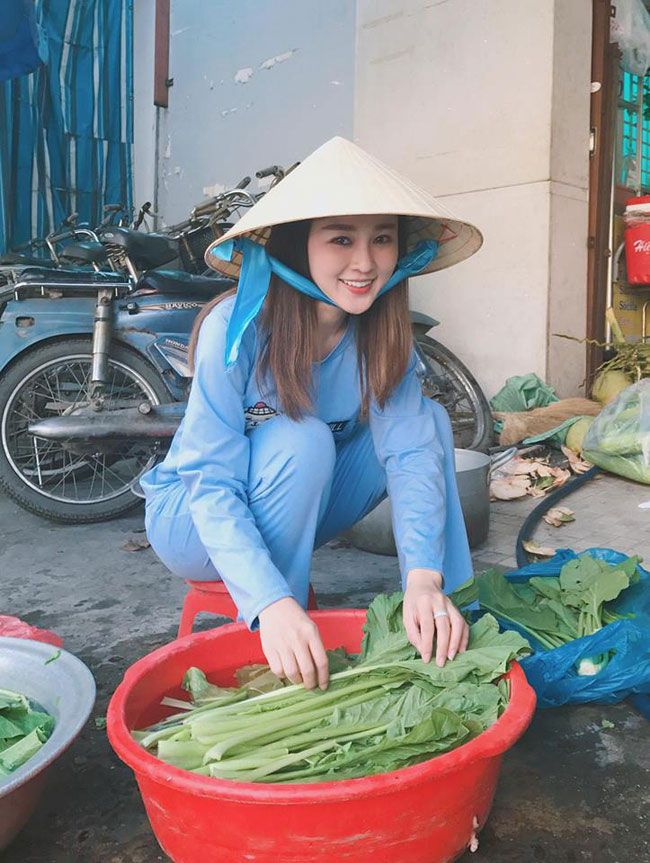 Ribi Sachi &#40;tên thật là Nguyễn Thủy&#41; được biết đến khi tham gia MV nổi tiếng của Chi Dân mang tên &#34;Điều em biết&#34; và hàng loạt series phim hài ngắn.

&#34;Hot girl phố núi&#34; gắn liền với hình ảnh xinh lung linh nên khi chia sẻ bức ảnh làm việc nhà, đã khiến người hâm mộ bất ngờ.&nbsp;