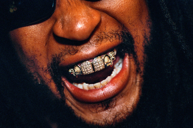 Lil Jon, 33 tuổi khoe răng bọc bằng vàng trắng và kim cương trị giá 50.000 USD &#40;~1,1 tỷ đồng&#41;.