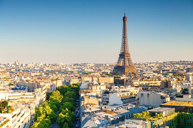 3. Paris, Pháp: Hoạt động được nhiều du khách ưa thích nhất tại thành phố Paris là đi bộ dọc&nbsp;sông Seine, tham quan tháp Eiffel,&nbsp; Khải Hoàn Môn và bảo tàng Louvre. Thành phố này cũng nổi tiếng với những quán cà phê vỉa hè và nhà hàng phục vụ các món ăn Pháp.