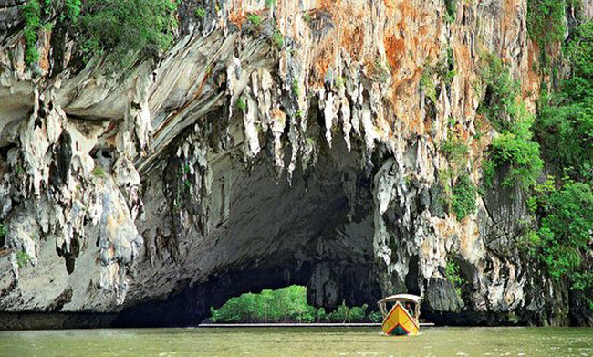 10. Phuket, Thái Lan: Hòn đảo lớn nhất Thái Lan thu hút du khách thích tắm biển và lặn. Những hồ nước xanh và khung cảnh hoàng hôn thơ mộng ở đây tạo nên không gian đẹp như mơ. Bạn có thể tham gia các môn thể thao dưới nước hay tham quan đền chùa và thiên nhiên trên đảo.