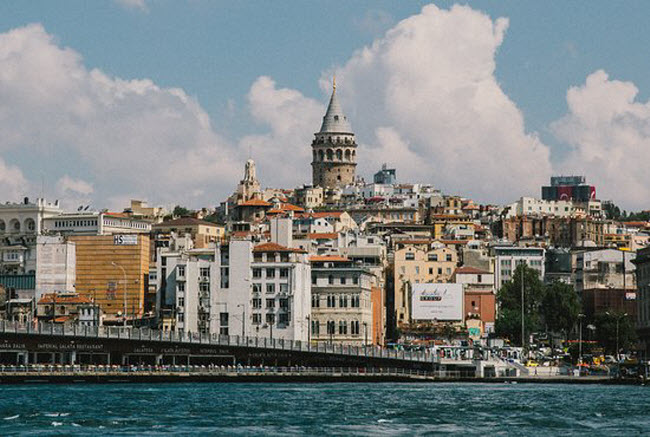 11. Istanbul, Thổ Nhĩ Kỳ: Nhà thờ, chợ và phòng tắm Thổ Nhĩ Kỳ ở Istanbul có thể giúp bạn cảm thấy thoải mái trong kỳ nghỉ tại đây. Hãy khởi đầu hành trình từ nhà thờ Sultan Ahmet Camii, đi bộ trên cây cầu Galata và dừng chân tại công viên Miniaturk để chiêm ngưỡng các tác phẩm nghệ thuật.