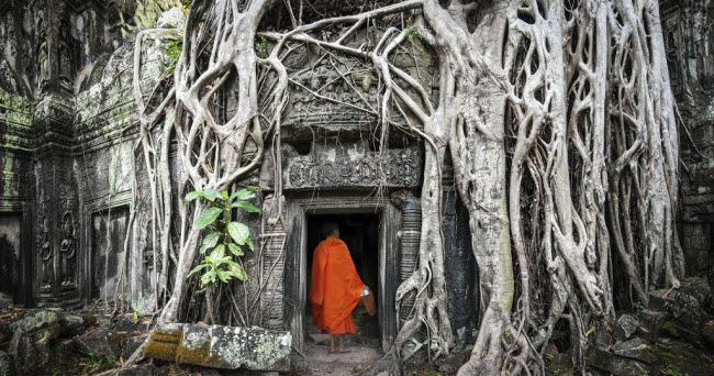 8. Siem Reap, Campuchia: Khi ánh nắng ban mai chiếu xuống các ngôi đền cổ và di tích Angkor Wat, du khách có thể cảm nhận được vẻ đẹp huyền bí của thành phố Siem Reap. Thành phố hoàng gia Angkor Thom từ thế kỷ thứ 12&nbsp;được coi là điểm du lịch hấp dẫn nhất tại thành phố này. Du khách cũng có thể tìm hiểu về lịch sử của Campuchia tại Làng văn hóa Campuchia hay trải nghiệm chợ đêm Angkor.