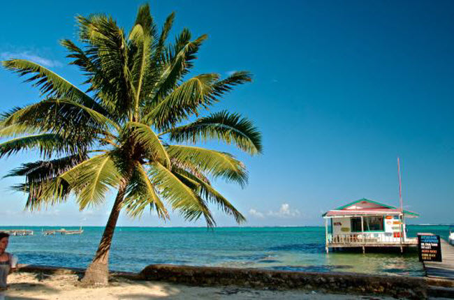 Ambergris Caye, Belize: Hòn đảo Ambergris Caye có rừng đước lớn nhất ở Belize và xe golf là phương tiện di chuyển chính dọc con đường cát ở đây. Hoạt động được nhiều du khách ưa thích nhất là lặn ngắn rạn san hô Belize Barrier Reef và hố Blue với độ sâu 122m và được bao quanh bởi vách đá vôi.