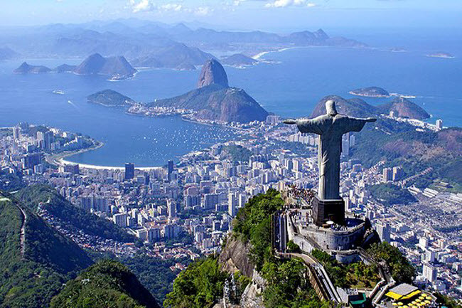 18. Rio de Janeiro, Brazil: Với nhiều bãi biển đẹp, núi hùng vĩ và những điệu nhảy samba sôi động, thành phố Rio de Janeiro là một trong những địa điểm du lịch hấp dẫn nhất thế giới. Các địa điểm thu hút đông du khách ở đây bao gồm bãi biển Ipanema, Tượng Chúa Kitô Cứu Thế trên núi Corcovado và lễ hội Carnaval.