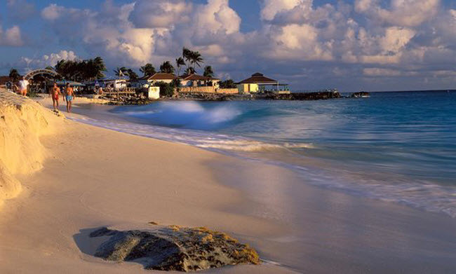 19. St. Maarten/St. Martin: Hai hòn đảo vùng Caribbe này được coi là thiên đường dành cho các cặp đôi mới cưới. Đảo có nền văn hóa pha trộn giữa Pháp và Hà Lan cùng nhiều điểm du lịch hấp dẫn như rừng nguyên sinh, bãi biển cát trắng, hang động và động vật hoang dã.