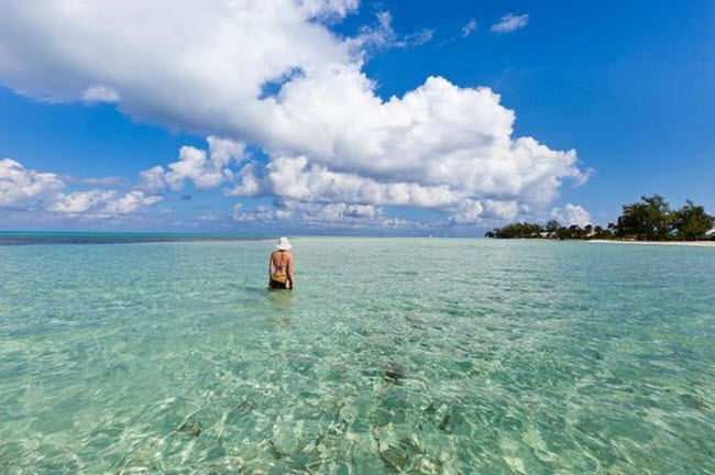 22. Grand Cayman: Đây là một một hòn đảo thanh bình và yên tĩnh. Tới đây, du khách có thể bơi cùng những con cá đuối trong làn nước trong xanh hay thư giãn tại một số dịch vụ sapa và mát-xa tốt nhất tại vùng Caribbe.