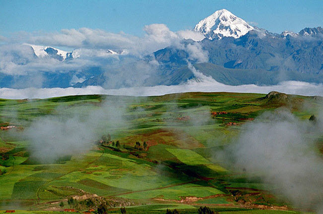 25. Cusco, Peru: Thành phố này nổi tiếng với những đường phố lát đá và công trình kiến trúc cổ như cung điện Qoriacancha, nhà thờ Santo Domingo và quảng trường Plaza de Armas. Văn hóa ở đây là sự pha trộn giữa thổ dân da đỏ và Bồ Đào Nha.