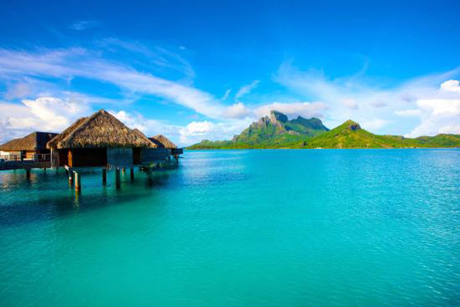 24. Bora Bora: Những hồ nước trong xanh bãi cát trắng mịn và khung cảnh hoàng hôn lãng mạn khiến hòn đảo Bora Bora trở thành điểm đến mơ ước đối với bất cứ ai. Bạn có thể thuê ô tô tự lái để khám phá phong cảnh núi lửa Otemanu trên đảo. Tại công viên hải dương Lagoonarium, du khách được xem cho cá mập ăn và bơi cùng với rùa.