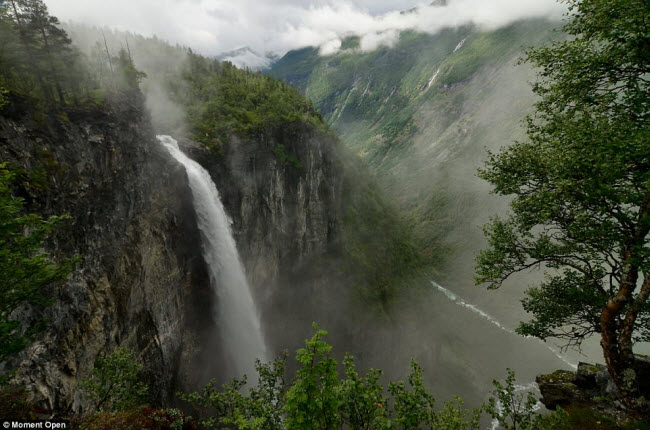 Jotunheim, Na Uy: Được mệnh danh là “nhà của người khổng lồ”, vườn quốc Jotunheim có các dãy núi lớn với mỗi đỉnh cao trên 2.300 m. Từ trên đỉnh núi, dòng sông băng và thác&nbsp;nước đổ xuống hẻm núi và hồ trong xanh phía dưới tạo nên khung cảnh vô cùng ngoạn mục. &nbsp;