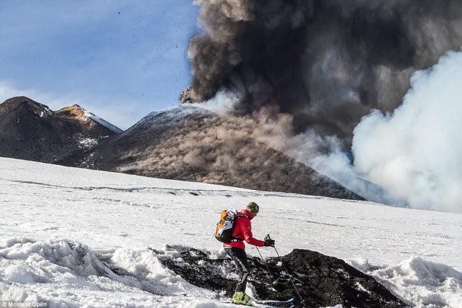 IParco dell ‘Etna, Italia: Tại đây, du khách dũng cảm có thể đi trên dung nham và khám phá núi lửa Etna, ngọn núi lửa cao nhất và hoạt động mạnh nhất châu Âu. Vào mùa hè, vườn quốc gia này trở thành điểm đi bộ khám phá và nơi trượt tuyết vào mùa đông. Đất đai màu mỡ ở đây góp phần tạo ra một trong những loại rượu vang ngon nhất thế giới.