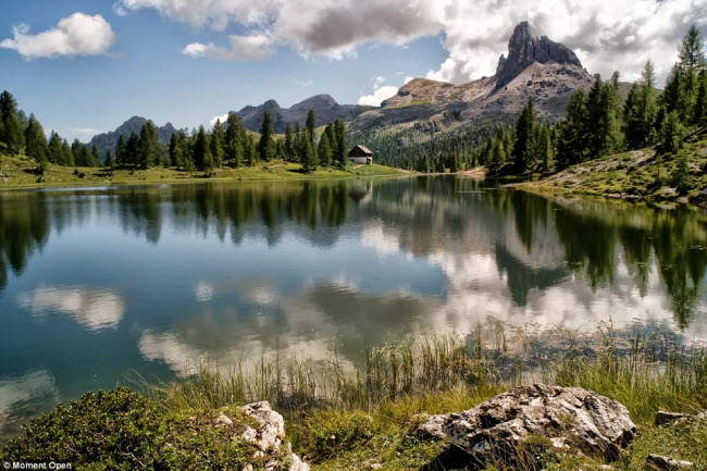 Dolomiti Bellunesi, Italia: Cách đây 250 triệu năm, vùng đất này là một rạn san hô nguyên thủy dưới biển. Khi nước biển rút đi, tầng địa chất đá nổi&nbsp;lên tạo thành hệ sinh thái đa dạng như ngày nay.