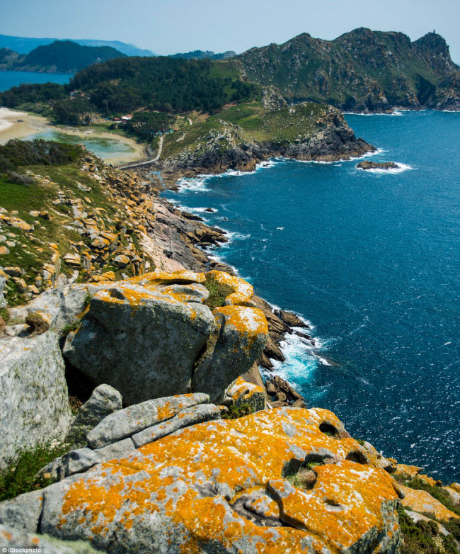 Galicia, Tây Ban Nha: Nằm ngoài khơi bờ biển tây bắc Tây Ban Nha, hòn đảo Galicia gây ấn tượng với phong cảnh và bãi biển đẹp. Đây cũng là điểm đến ưa thích của những người thích ngắm chim với quần thể chim mòng biển lớn nhất thế giới.