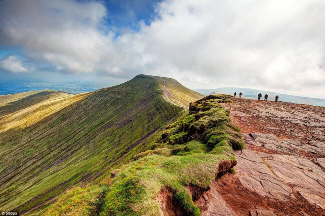 Brecon Beacons, Xứ Wales: Vườn quốc gia này nổi tiếng với những đồng cỏ hoang vắng, những ngọn đồi đẹp và pháo đài cổ. Nơi đây thích hợp cho hoạt động đi bộ hay đạp xe khám phá.