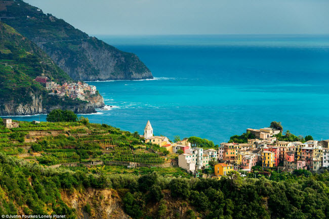 Cinque Terre, Italia: Vườn quốc gia Cinque Terre hấp dẫn du khách nhờ các cánh đồng nho nằm trên vách núi sát bờ biển, làng chài và phong cảnh đẹp mê hồn.