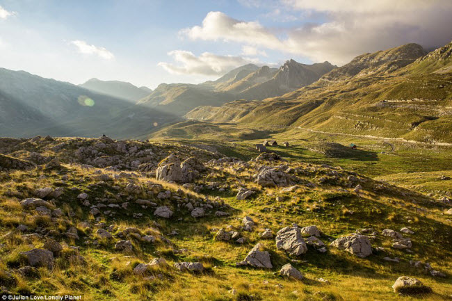 Durmitor, Montenegro: Vườn quốc Durmitor có 18 hồ băng, 48 đỉnh núi cao trên 2.000m, với đỉnh cao nhất Bobotov Kuk &#40;2.523 m&#41;. Đây là mốc chinh phục của những du khách đam mê khám phá. Durmitor cũng có hệ sinh thái đa dạng với 163 loài chim, 50 loài động vật có vú bao gồm sói xám và mèo hoang.