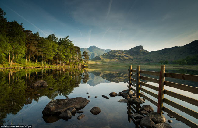 Lake District, Anh: Lake District là thắng cảnh thiên nhiên được được yêu thích nhất Anh quốc từ thời Victoria. Nơi đây có những ngọn đồi hiểm trở, hồ nước phẳng lặng và phong cảnh thiên nhiên đẹp ngoạn mục.