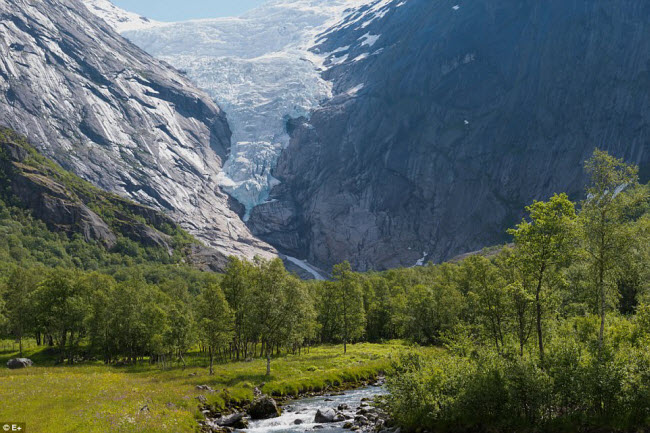 Jostedalsbreen, Na Uy: Nằm xung quanh dòng sông băng lớn nhất châu Âu, vườn quốc gia Jostedalsbreen gây ấn tượng với những vách đá hùng vĩ và sông băng giữa các khe núi. Hệ sinh thái ở đây cũng rất đa dạng bao gồm gấu nâu, nai sừng tấm, cáo hươu đỏ, thỏ rừng và sóc.