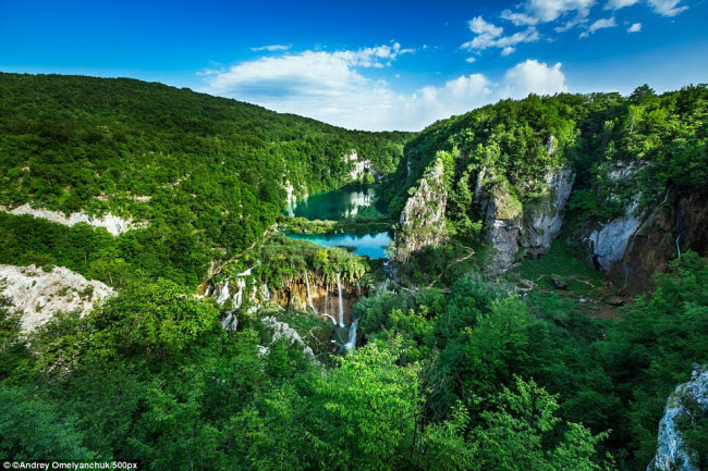 Plitvice, Croatia: Vườn quốc gia Plitvice nổi tiếng với chuỗi 16 hồ cùng với thác nước và hẻm núi đá vôi. Với khí hậu mát mẻ và trong lành, địa điểm này thu hút hơn 1 triệu du khách ghé thăm mỗi năm.