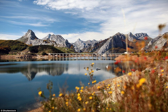 Picos de Europa, Tây Ban Nha: Vườn quốc gia đầu tiên của Tây Ban Nha phục vụ du khách hàng chục hoạt động ngoài trời và nhiều trải nghiệm văn hóa cũng như cuộc sống của động vật hoang dã. Bạn có thể khám phá những dãy núi đá vôi hay đi dọc hẻm núi nổi tiếng Garganta del Cares.